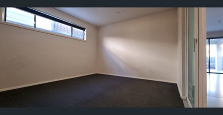 🛏️ 4 Bedrooms | 🛋️ 2 Living Areas | 🎬 1 Media Room | 🛁 3 Bathrooms | 🚗 Double Garage - Photo 3