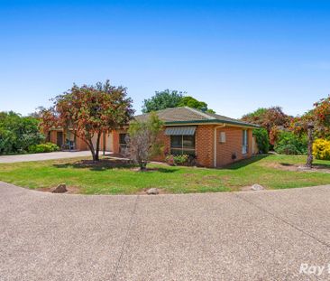 Central, low maintenance Villa - Photo 1