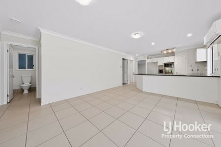 Spacious Family Home in the Heart of Mitchelton - Available Now! - Photo 4