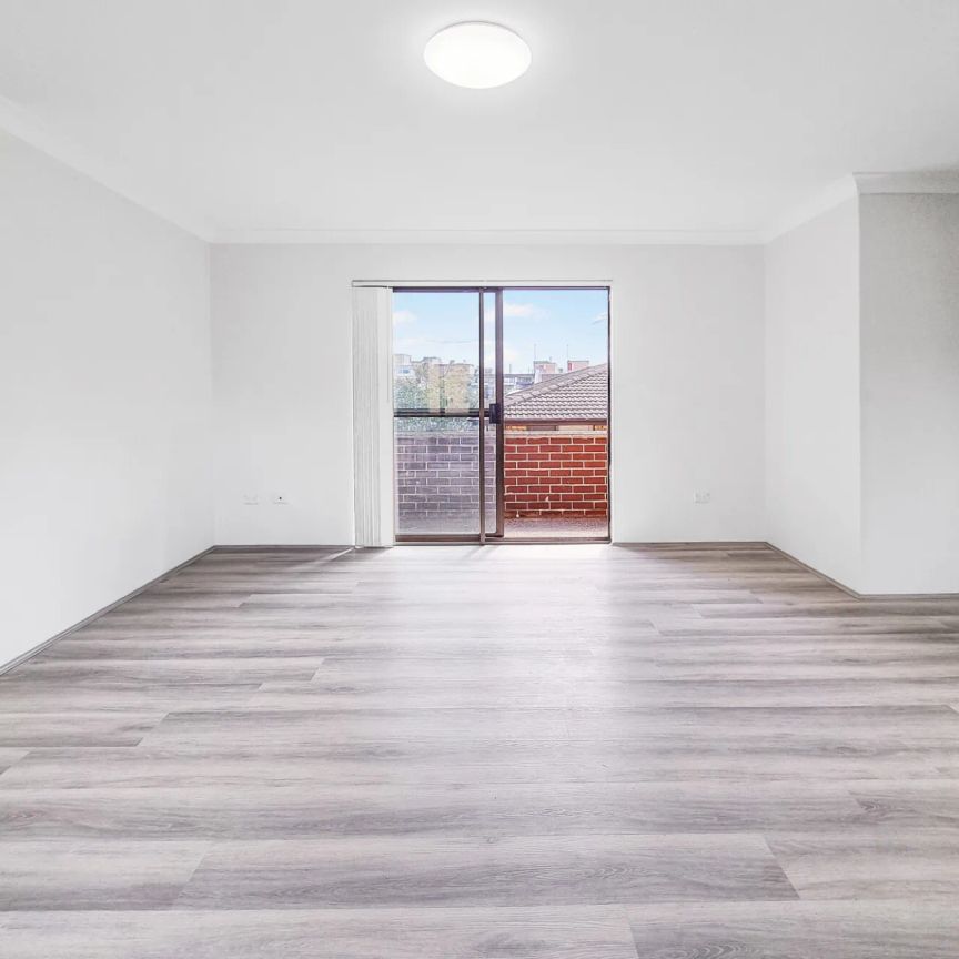 RENOVATED 2 BEDROOM APARTMENT LOCATED IN THE HEART OF WESTMEAD - Photo 1