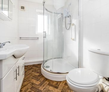 2 Bed Flat, Greenslade Road, IG11 - Photo 1