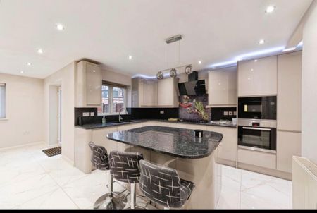 4 Bed Detached House, Vine Lane, B27 - Photo 3