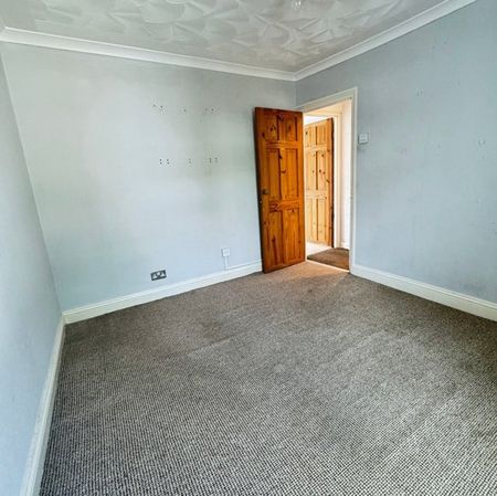 Flat to rent - Thorold Road, Chatham, ME5 - Photo 3