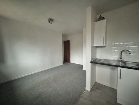 Harris Court, Liphook, GU30 - Photo 3