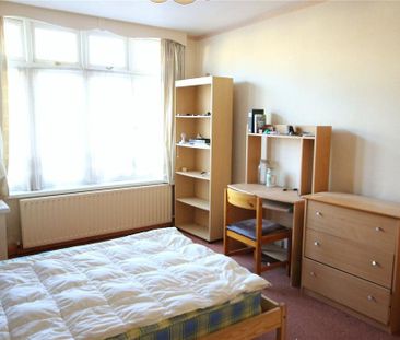 3 bedroom end of terrace house to rent - Photo 2