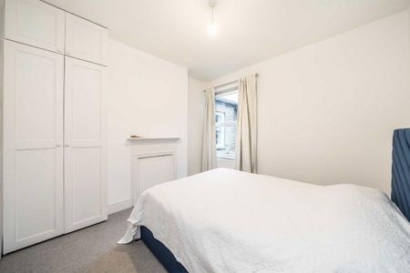 3 bedroom flat to rent - Photo 2