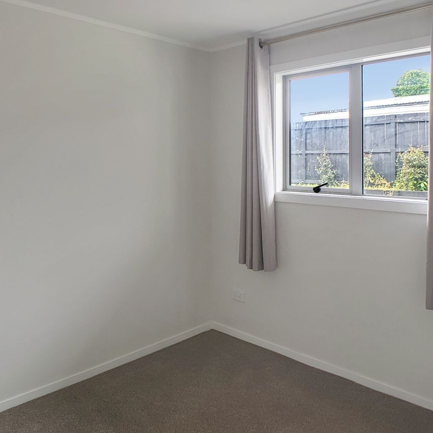 NEW LYNN - 2 Bedroom - Photo 1