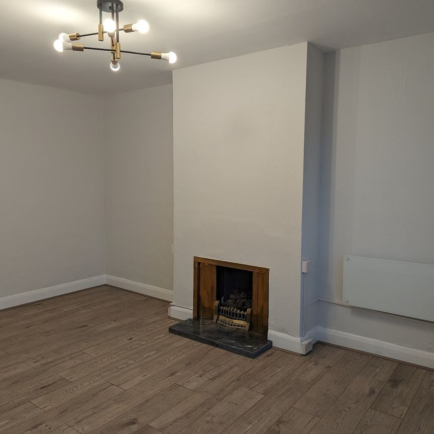 2 Bed Flat, Meadow Close, SE6 - Photo 1