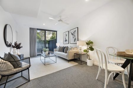 Private courtyard access in a sophisticated apartment - Photo 5