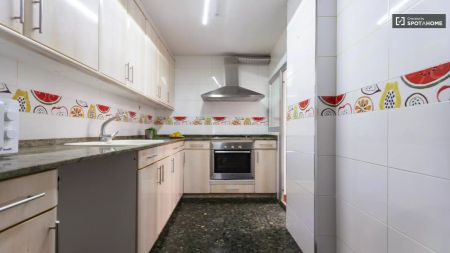 Bedroom for rent in a 4-bedroom apartment in Valencia - Foto 2
