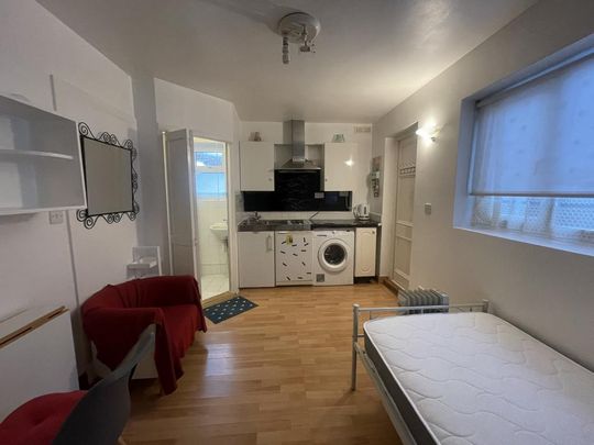 Studio to rent - Photo 1