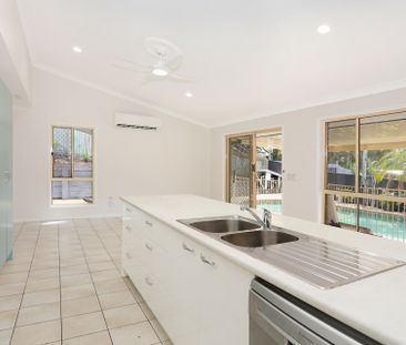 SPACIOUS FAMILY HOME WITH POOL - Photo 5