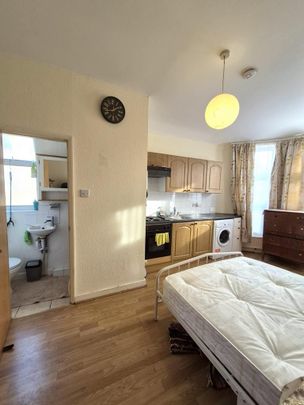 Studio to rent - Photo 1