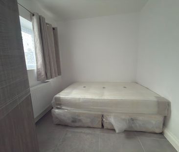 Self contained studio flat ideal for working couples- - Photo 3