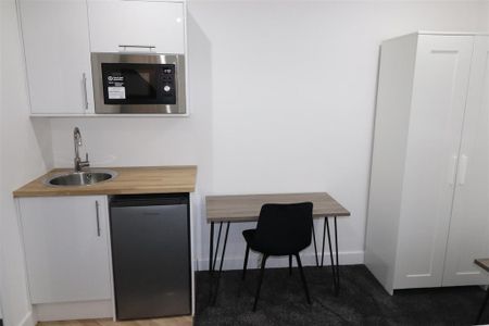 1 bedroom in a house share to rent - Photo 2
