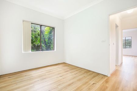 Modern & Spacious Unit - Photo 3