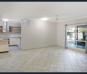 3 Bedroom Home with no rear neighbours! - Photo 1