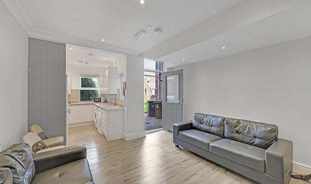 5-Bed Ensuite Student House - Photo 1