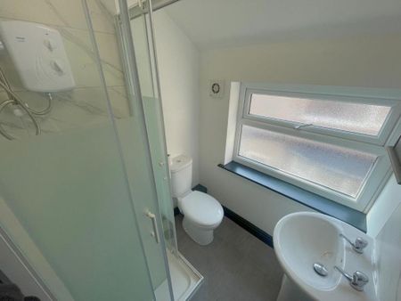 1 bedroom in a house share to rent - Photo 5