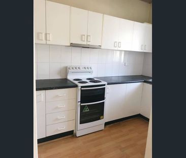 Tidy 2 Bedroom Top Floor Apartment - Photo 1