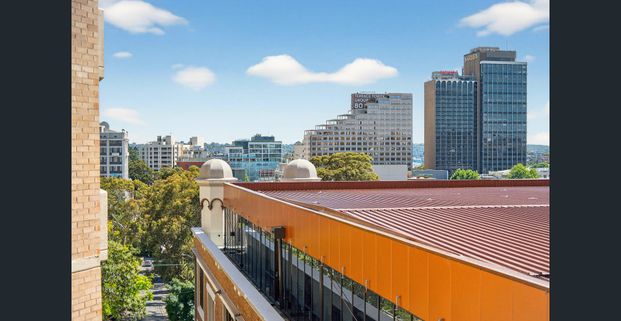 Newly refurbished in vibrant urban setting - Photo 1