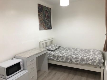 Room in a Shared House, Roman Road, E6 - Photo 3