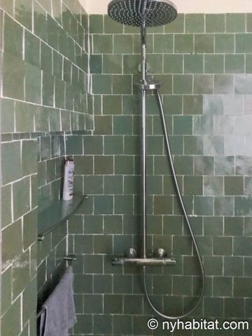 Logement à Paris, Location meublée - Photo 2