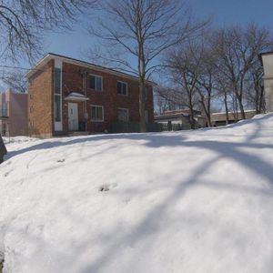 5 1/2 a louer haut de duplex. - Photo 2