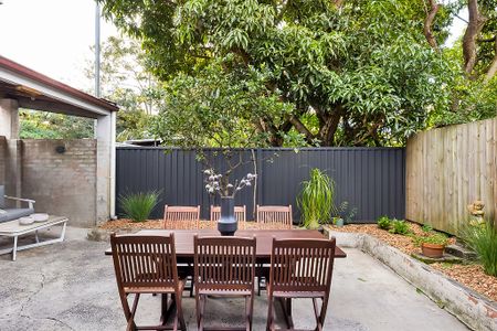 Delightful three-bedroom home with period charm - Photo 3