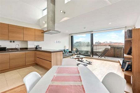 Stylish two bedroom penthouse, offering river views & off-street parking. - Photo 4