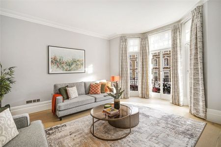 This is a beautifully presented four bedroom mansion flat with west-facing views over the communal garden. Situated on the second floor (lift in the building) this is a excellent opportunity to rent a charming property in a well run and maintained portered block. - Photo 2