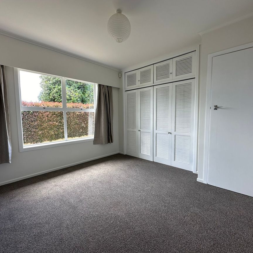 Charming Elevated Unit in the Heart of Mt Eden - A Perfect Blend of Comfort and Convenience! - Photo 1