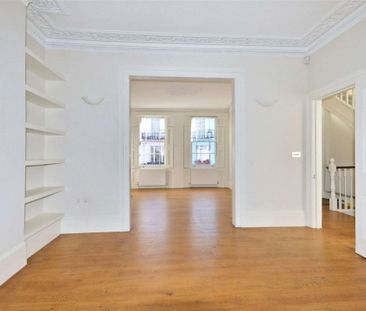 Well-proportioned four-bedroom family home, located on a picturesqu... - Photo 4