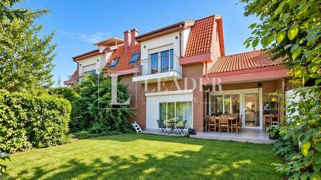 Villa with a Private Garden in a Residential Community with Swimming Pools - Photo 4