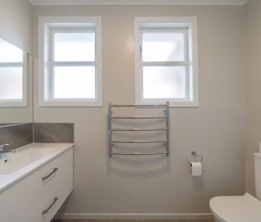 Charming 3-Bedroom Family Home in a Lovely Cul-de-Sac - Photo 2