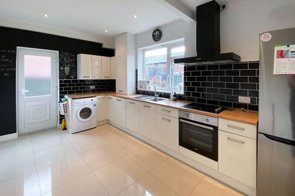 2 bedroom end of terrace house to rent - Photo 1