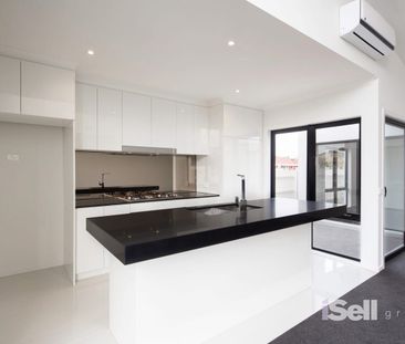 LIGHT-FILLED TOWNHOUSE CLOSE TO TRAINS, SHOPS & SCHOOLS - Photo 6