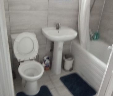 Room in a Shared House, Thackeray Road, SO17 - Photo 3