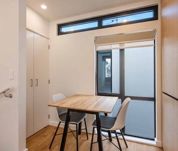 Fully furnished, Central and available now! - Photo 2