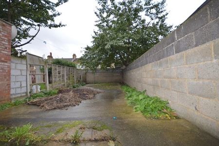3 Bed Flat, Shelley Avenue, E12 - Photo 3