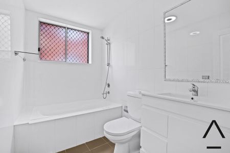 Stylish Ground Floor 2-Bedroom Apartment in Prime Wiley Park Location - Photo 3