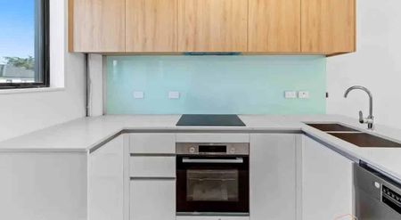 Modern 3 Bedroom Townhouse in Fairview Heights - Photo 3