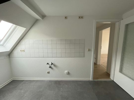 Dachgeschoss-Wohnung mit Wohlfühlfaktor – Einbauküche & Garten möglich - Foto 1