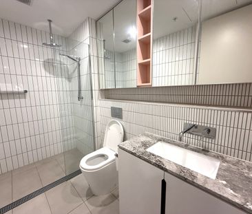 Modern 2 Bedroom Apartment, short walk to train - Photo 6