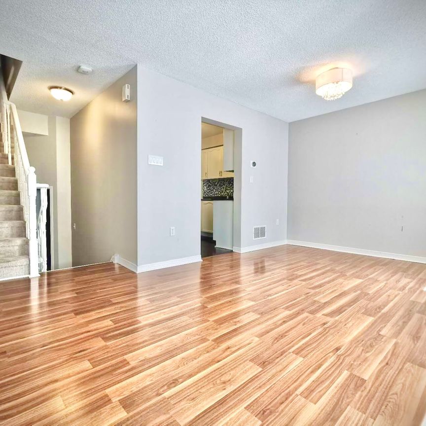 For Lease - 380 Riddell Court, Newmarket, Ontario - Photo 1