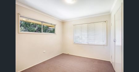 WYNNUM WEST HIGHSET! - Photo 4