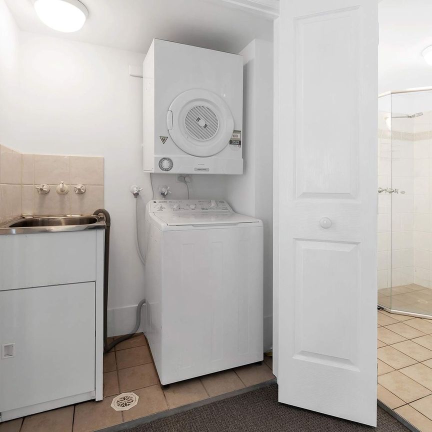 Large, Ground Floor Furnished Apartment with Air Conditioning - Photo 1