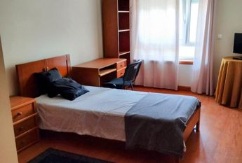 Quarto em frente ao Centro Comercial Glicinias
