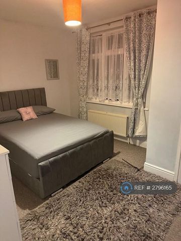 1 bedroom in a house share to rent - Photo 2