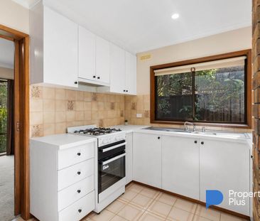 "Spacious & Comfortable Living in a Prime Strathdale Location" - Photo 2